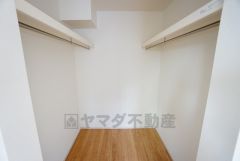 収納力豊富なウォークインクローゼット。洋服や小物などを1箇所にまとめて美しい収納を実現します。