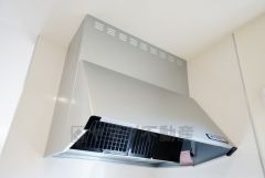 お手入れが簡単なスリム型レンジフードです。調理により発生する油煙や臭いを吸い込み、屋外へ排気してくれます。