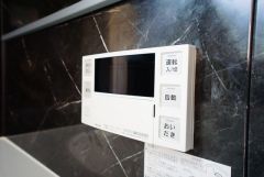 湯量・湯温の設定、そして保温までワンタッチのフルオートバス。便利な追い炊き機能付きです。