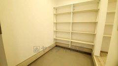 壁一面に設けた大容量のシューズクローゼットは実用性と機能性を兼ね備えています。急な来客でも、いつも整頓された玄関でお出迎えができます。