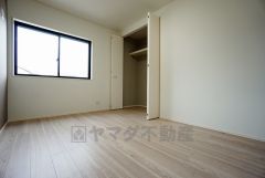 同仕様写真。2面採光を確保した明るい室内は、風通しも良く、大変居心地の良い空間となっております。爽やかな風を感じて起きる朝は、快適生活の始まりに。