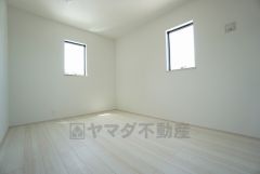 同仕様写真。暖かい日差しが差し込む洋室。たっぷり収納できるクローゼット付きでお部屋の中をすっきりと快適に保てます。