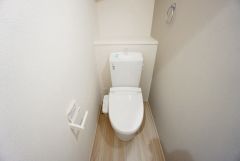 温水洗浄機付トイレです。節水機能もあるので、安心して使えますね。もちろん、1階2階の2ヶ所にトイレがあるので、忙しい朝にもゆとりができますね。