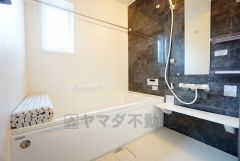 1日の疲れを癒すくつろぎのバスルーム。足を伸ばしてもゆったりと入れるサイズです。お子様と一緒にお風呂に入っても狭くないですね^^