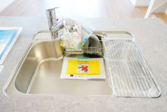 広々としたステンレスシンクには、洗剤やスポンジを収納出来るラック付き。広さも確保しているので、大きなお鍋も洗いやすいです。