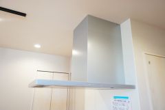 お手入れが簡単なスリム型レンジフードです。調理により発生する油煙や臭いを吸い込み、屋外へ排気してくれます。