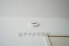 火災による煙や熱を感知して、警報音やブザー等で火災の発生を知らせてくれる火災警報器。