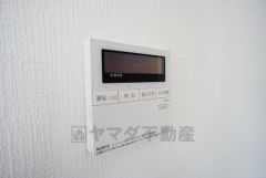 キッチン横からボタンひとつで操作が楽々。