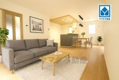 家具はイメージです。断熱性能の窓ガラスを採用。省エネ、光熱費カットにも貢献します。夏は涼しく、冬は暖かく快適に過ごせますよ＾＾