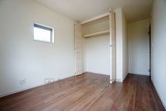 同仕様写真。住む人のこだわりを活かす洋室。日当たりがよく、寝室としての利用もおすすめ。広めのクローゼットには荷物をすっきり片付けられ、ゆとりのある暮らしが出来ます＾＾