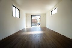 大きな窓のあるリビングは、陽光あふれる明るい空間です。居心地良く、ご家族皆がゆったり寛げる憩いの空間となりそうです。