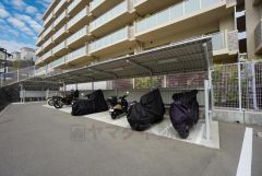 バイク置き場。