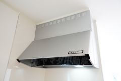 お手入れが簡単なスリム型レンジフードです。調理により発生する油煙や臭いを吸い込み、屋外へ排気してくれます。