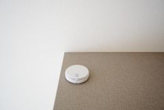 火災報知器が設置されていることで、火災の発生をいち早く感知し、就寝中や留守中でも素早く危険を知らせてくれるため、家族の安全を確保し被害を最小限に抑えられます。