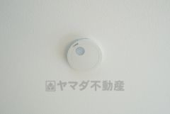 火災による煙や熱を感知して、警報音やブザー等で火災の発生を知らせてくれる火災警報器。