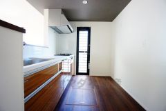 リビングにいるお子様を見守りながらお料理ができる対面キッチン。カウンタートップの汚れもサッと拭き取ることができ、お掃除ラクラク＾＾