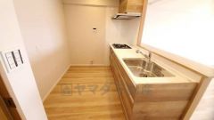 リビングやダイニングからキッチン周りが丸見えにならない対面式キッチン。テレビ鑑賞や家族との対話がしやすく、ご家族の温かい時間を演出します。