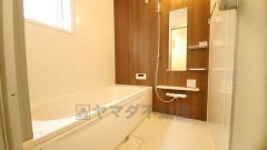 1日の疲れを癒すくつろぎのバスルーム。足を伸ばしてもゆったりと入れるサイズです。お子様と一緒にお風呂に入っても狭くないですね^^