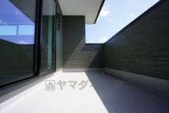 陽当たりの良いバルコニーです。お洗濯やお布団干しはもちろん、日光浴スペースにも。足元は防水工事施工済です。