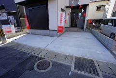 駐車スペースはゆとりある2台分を確保。マイカー用に、お客さま用に、余裕を持ってご利用いただけます。