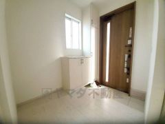 たっぷり収納できるシューズボックスです。家族全員の靴がきれいに整頓できます。棚の上にお花や写真を飾っても良いですね。