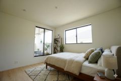 家具はイメージです。主寝室としてお使いいただけそうなこちらのお部屋は、日当たりが良く、爽やかな風を感じて起きる朝は、快適生活の始まりに。