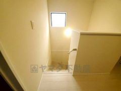 小さなお子様やご高齢の方でも安心できる、手すり付き階段。段差も低めで設定されており、安全性にも優れています。