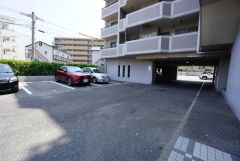 敷地内平面駐車場月額5000円～8000円。空き状況についてはお問い合わせ下さい。