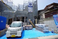 現地（2025年7月1日）撮影。駐車スペースはゆとりある2台分を確保。マイカー用に、お客さま用に、余裕を持ってご利用いただけます。