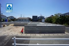 現地（2026年8月25日）撮影。インナーバルコニー2箇所完備。多少の雨でも洗濯物を守ってくれ、家事を助けてくれること間違いなし。眩しすぎる日差しも和らげます。