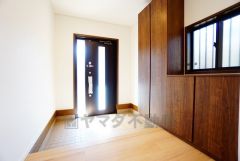 たっぷり収納できるシューズボックスです。家族全員の靴がきれいに整頓できます。棚の上にお花や写真を飾っても良いですね。