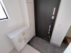 たっぷり収納できるシューズボックスです。家族全員の靴がきれいに整頓できます。棚の上にお花や写真を飾っても良いですね。