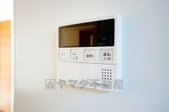 キッチン横に給湯器リモコンを設置していますので、忙しい時間帯でもスイッチ一つでお風呂の用意ができますよ＾＾