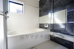 1日の疲れを癒すくつろぎのバスルーム。足を伸ばしてもゆったりと入れるサイズです。お子様と一緒にお風呂に入っても狭くないですね^^