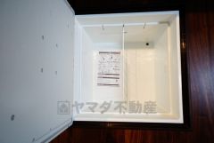 キッチンにある床下収納は、居住スペースを減らさずに買い置きの調味料や非常食などを保管することができます。