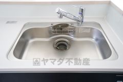 広々としたステンレスシンクには、洗剤やスポンジを収納出来るラック付き。広さも確保しているので、大きなお鍋も洗いやすいです。