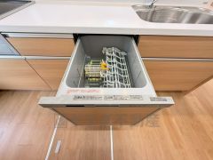 食事の後の手間を解消する食器洗い乾燥機付。冬場の洗い物で手荒れの悩みもなくなります。手洗いよりも節約できて便利。