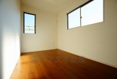 同仕様写真。2面採光を確保した明るい室内は、風通しも良く、大変居心地の良い空間となっております。爽やかな風を感じて起きる朝は、快適生活の始まりに。