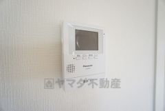 防犯性、セキュリティ対策に安心できるテレビモニター付きインターフォンです。セールスマン対策にもなり安心できます。