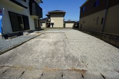 駐車スペースはゆとりある4台分を確保。マイカー用に、お客さま用に、余裕を持ってご利用いただけます。