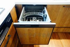 食後の時間にゆとりを与えてくれる食器洗い乾燥機。操作ボタンも上面にあるので、腰をかがめずに操作が楽々。