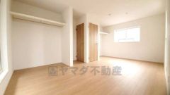 暖かい日差しが差し込む洋室。たっぷり収納できるクローゼット付きでお部屋の中をすっきりと快適に保てます。