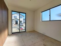 2面採光を確保した明るい室内は、風通しも良く、大変居心地の良い空間となっております。爽やかな風を感じて起きる朝は、快適生活の始まりに。