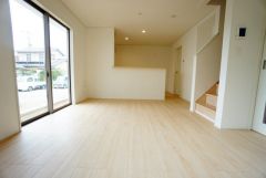 大きな窓のあるリビングは、陽光あふれる明るい空間です。居心地良く、ご家族皆がゆったり寛げる憩いの空間となりそうです。