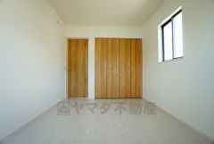 暖かい日差しが差し込む洋室。たっぷり収納できるクローゼット付きでお部屋の中をすっきりと快適に保てます。