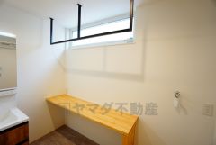 便利なランドリールーム。バスタオルや着替えなど置くことができる棚を設置。洗剤のストックも収納できます。