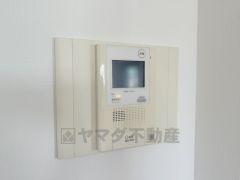 防犯性、セキュリティ対策に安心できるテレビモニター付きインターフォンです。セールスマン対策にもなり安心できます。
