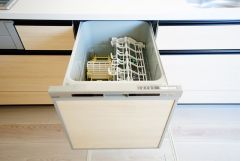 食事の後の手間を解消する食器洗い乾燥機付。冬場の洗い物で手荒れの悩みもなくなります。手洗いよりも節約できて便利。