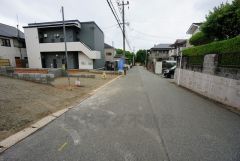 現地（2025年6月10日）撮影。前面道路は広く、車同士がすれ違うスペースが十分にあります。落ち着いた住宅地内で快適な生活を実現してみませんか＾＾
