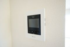防犯はもちろん、セールスマン対策にもなるモニター付きインターホンです。お子さん1人での留守番時にも活躍しそうです。